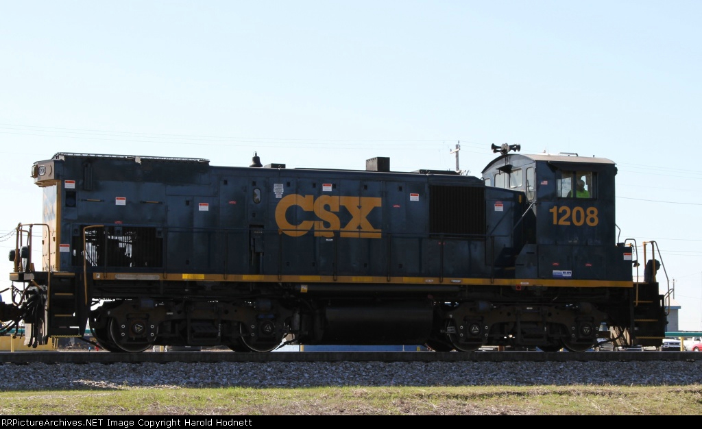 CSX 1208 leads train Y129